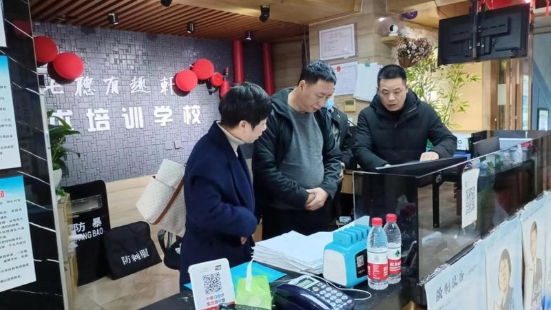 建造师培训课程的师资背景直接关系到教学质量。在挑选课程时，要关注以下几点：